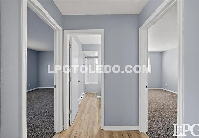 3348 Arlington Ave #8 — Photo 14