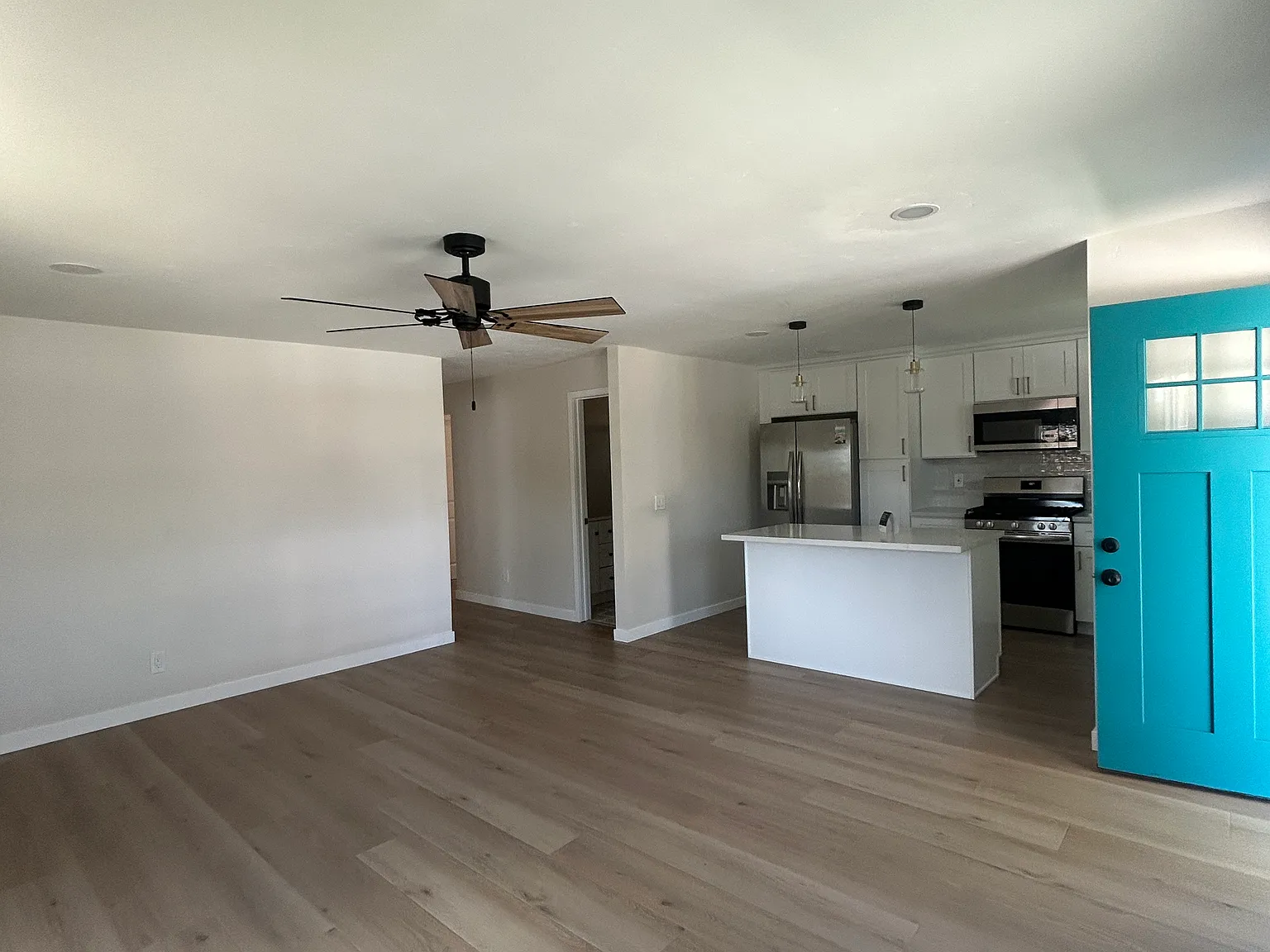 3 bed, 1080 sqft, $3,850 — Photo 2