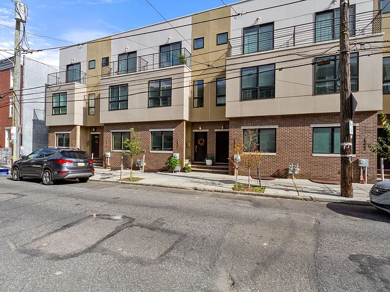 1337 N Howard St — Photo 57