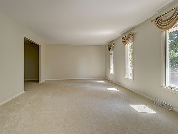 4th image of 529 Edgebrook Dr