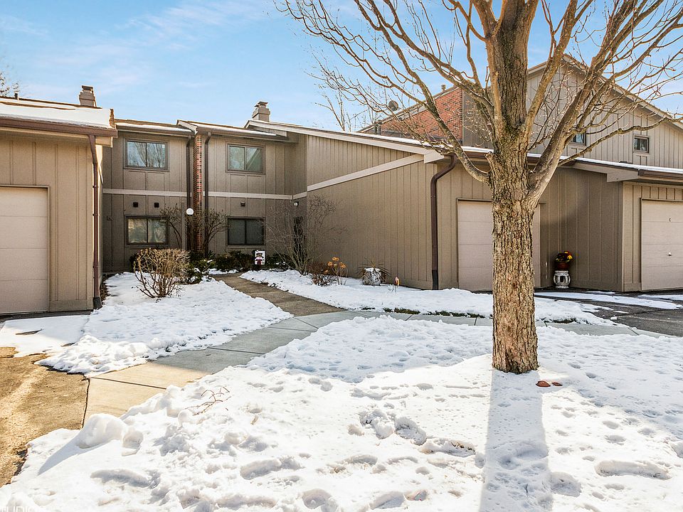 1st image of 29W384 Emerald Green Dr #31-H