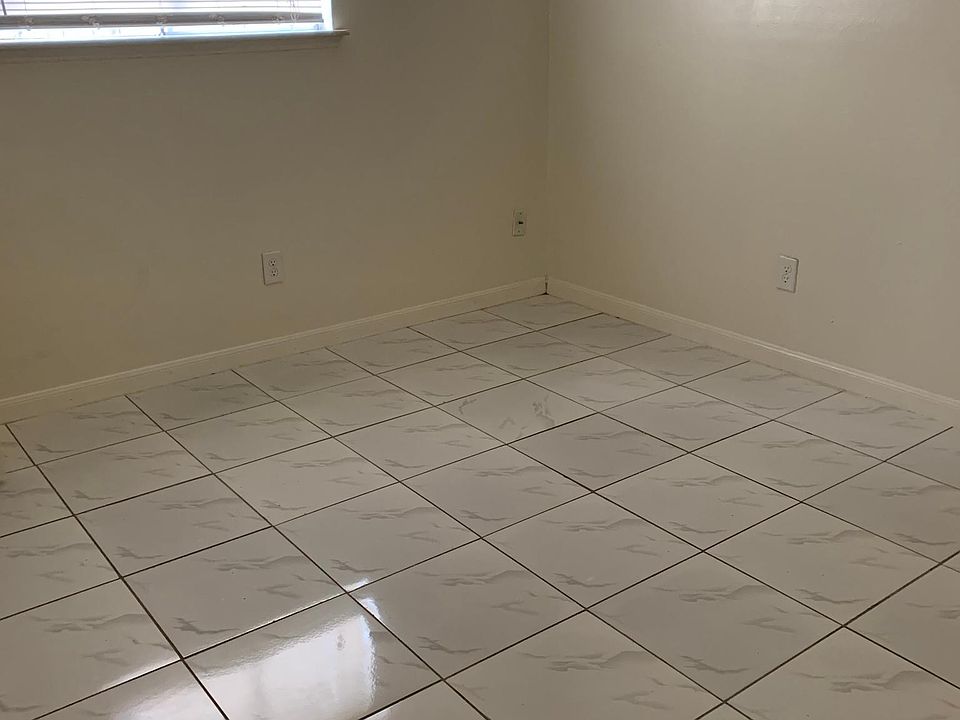 1st image of 2210 Woodglen Dr