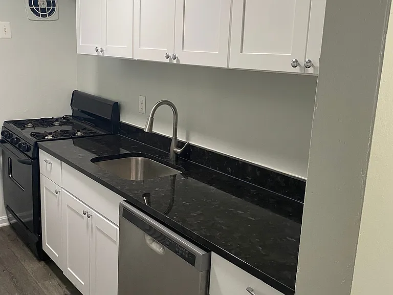 2110 N Culpeper St #9 — Photo 5