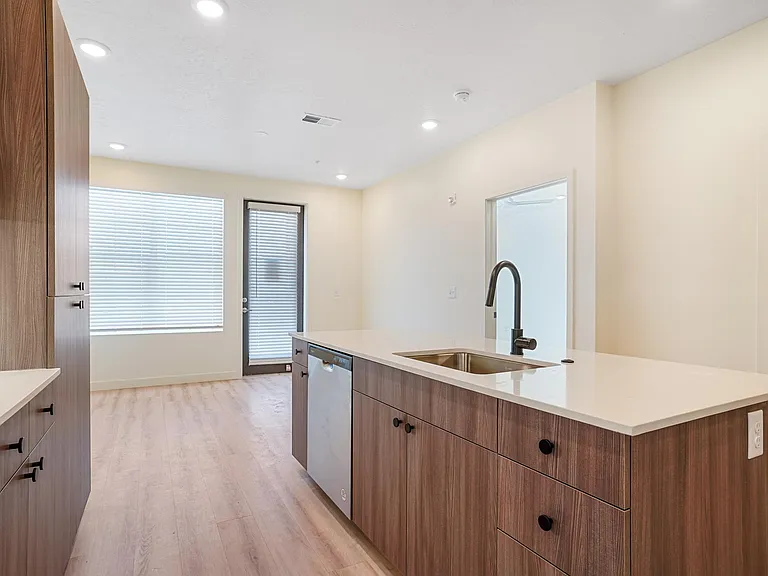 800 E 620 S — Photo 27