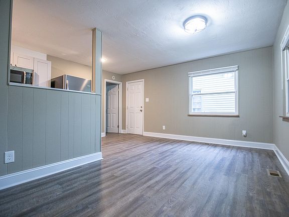 5th image of 1121 E Moody Ave