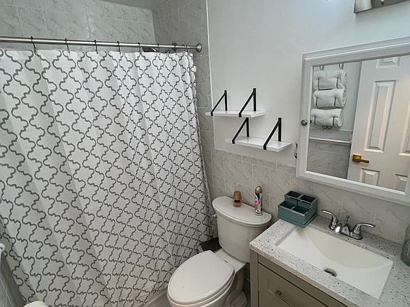 4th image of 1469 Arnow Ave #2