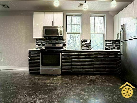 2nd image of 522 Evergreen Ave #2D