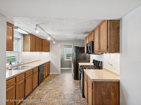 5th image of 416 W Hodge Ave