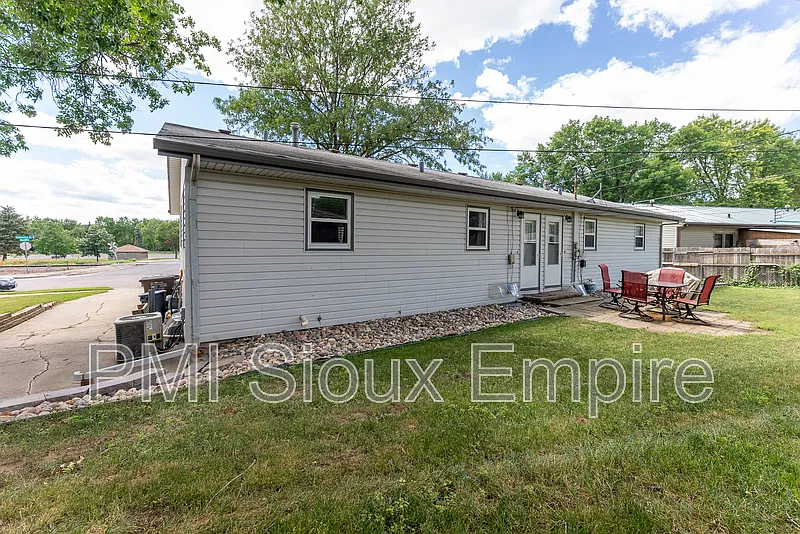 2 bed, 1.0 bath, 1680 sqft, $1,250 — Photo 2