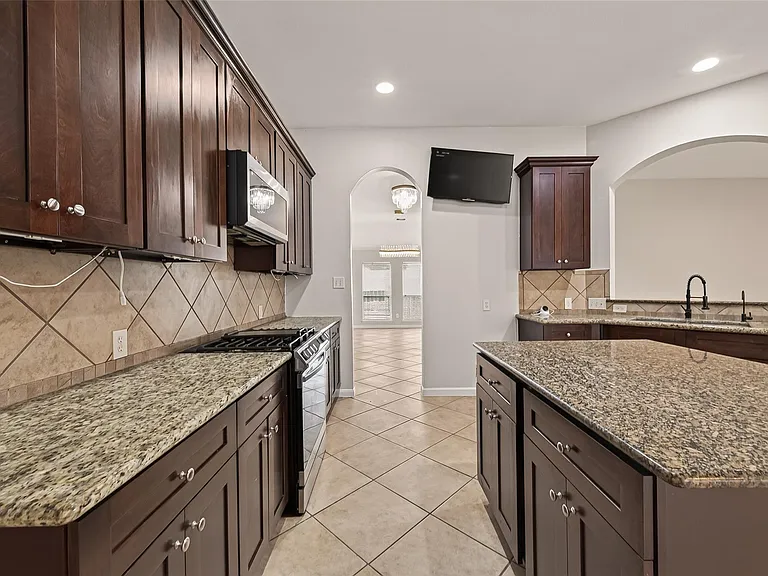 706 Silver Creek Cir — Photo 31