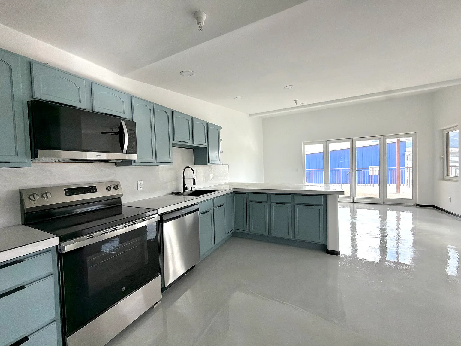 2 bed, 1100 sqft, $4,250 — Photo 2
