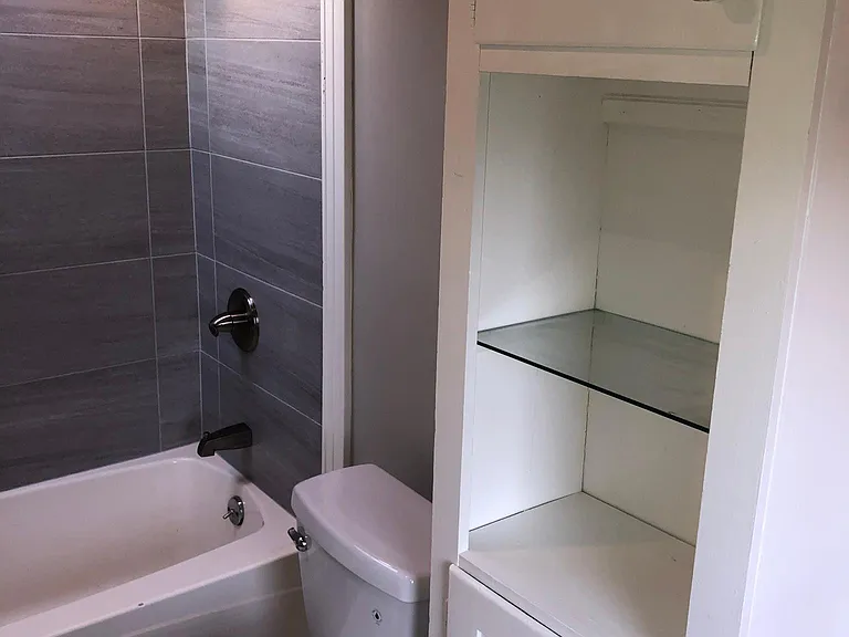Apartment F Bathroom