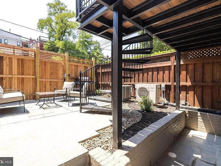 1318 Kenyon St NW — Photo 10