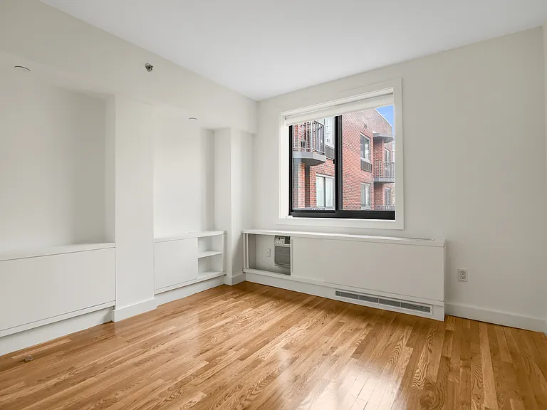 101 W 15th St #104 — Photo 9