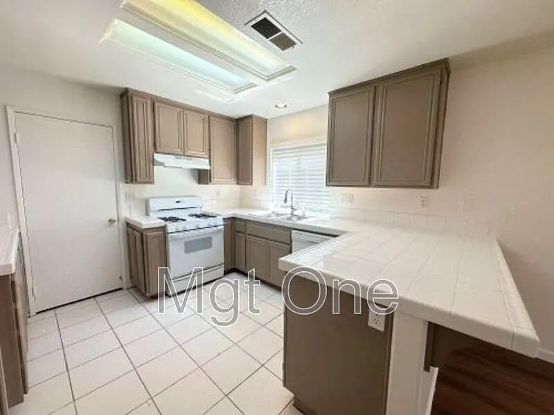 3 bed, 2.5 bath, 1555 sqft, $3,250 — Photo 2