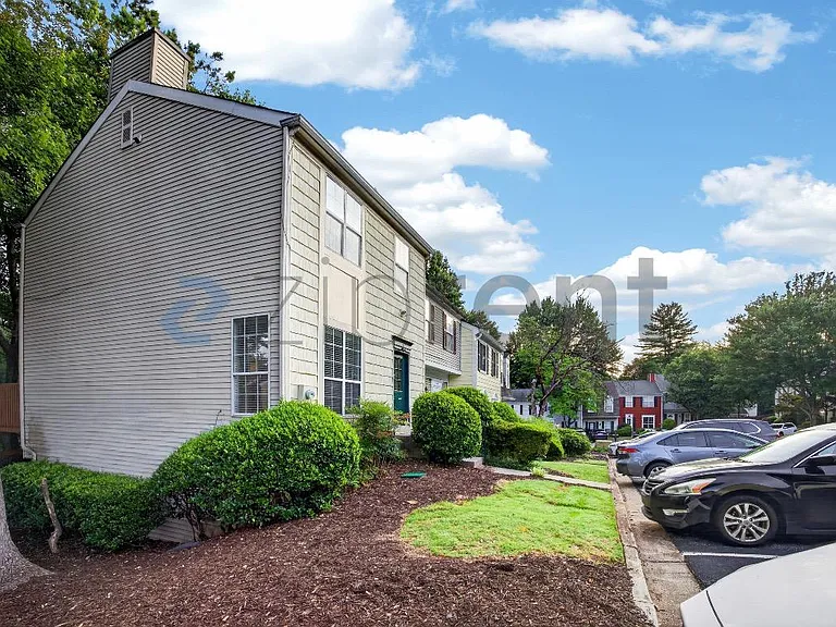 1201 Wedgewood Ct — Photo 2