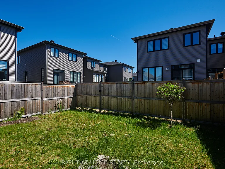 45 Mandevilla Cres — Photo 32
