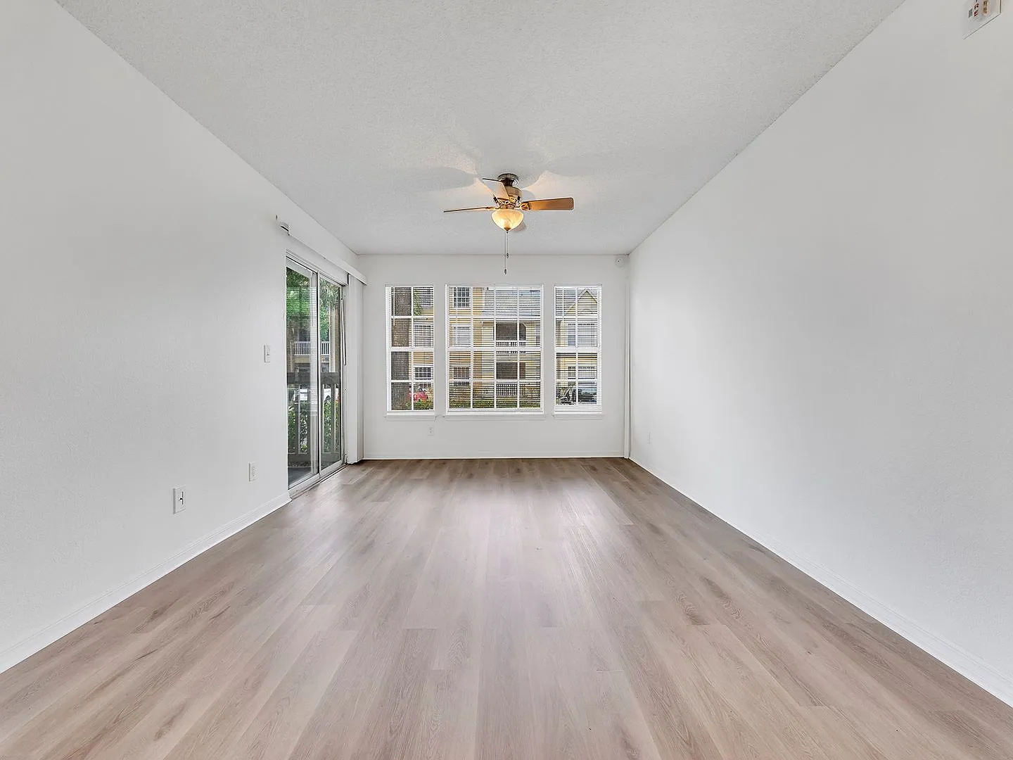 1 BR / 1 BA Condo In Tradewinds Metrowest — Photo 2