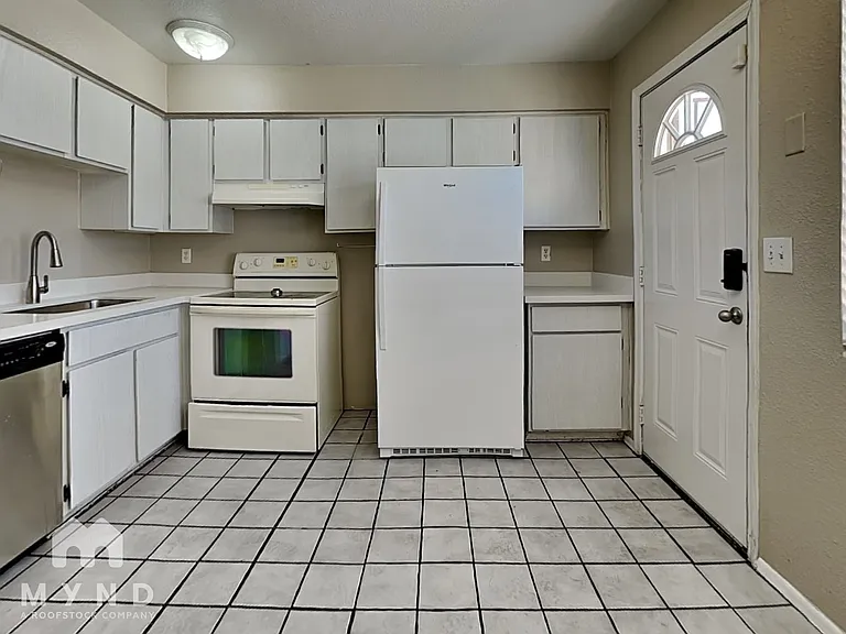 8343 N 59th Dr — Photo 4