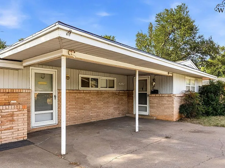 4202 Meadowbrook Dr — Photo 2
