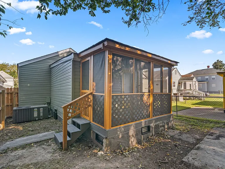 2207 Marshall Ave — Photo 37
