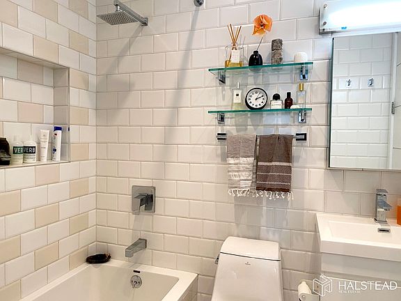 4th image of 79 Clay St #3R
