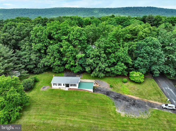 17 Pine Heights Dr, Pine Grove, PA 17963