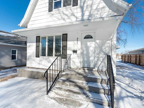 4th image of 231 E Snelling Ave