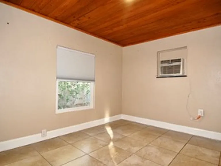 1940 Sunset Ln — Photo 7