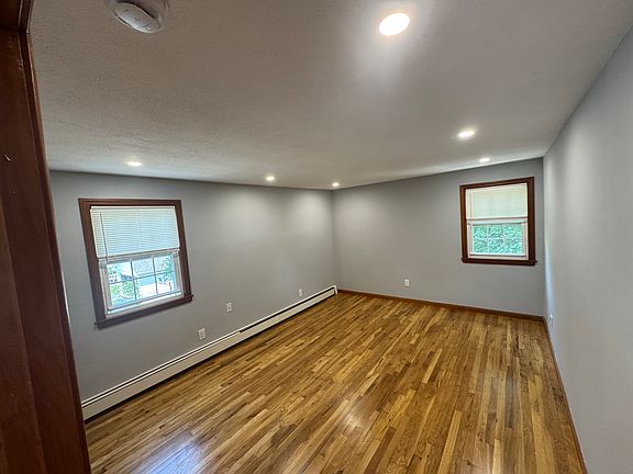 3rd image of 184 Safford St Unit 2