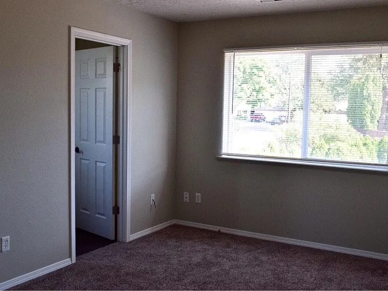 885 NE Scott Ct — Photo 14