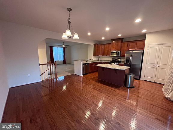 4th image of 1118 Oakwood St