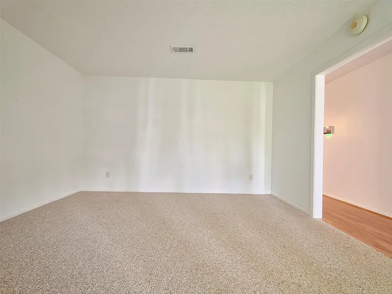 1018 Shawnee St — Photo 6