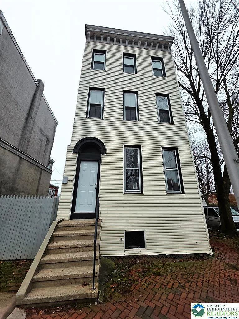 7 bed, 2.0 bath, 2474 sqft, $2,600 — Photo 1