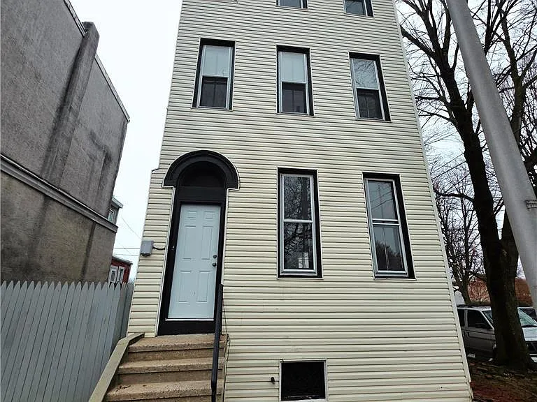 300 Pine St — Photo 1