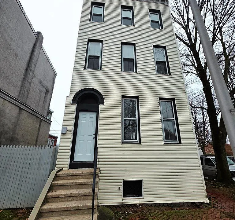 300 Pine St