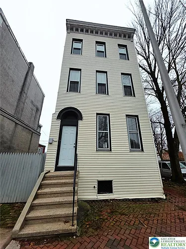 300 Pine St Photo 1