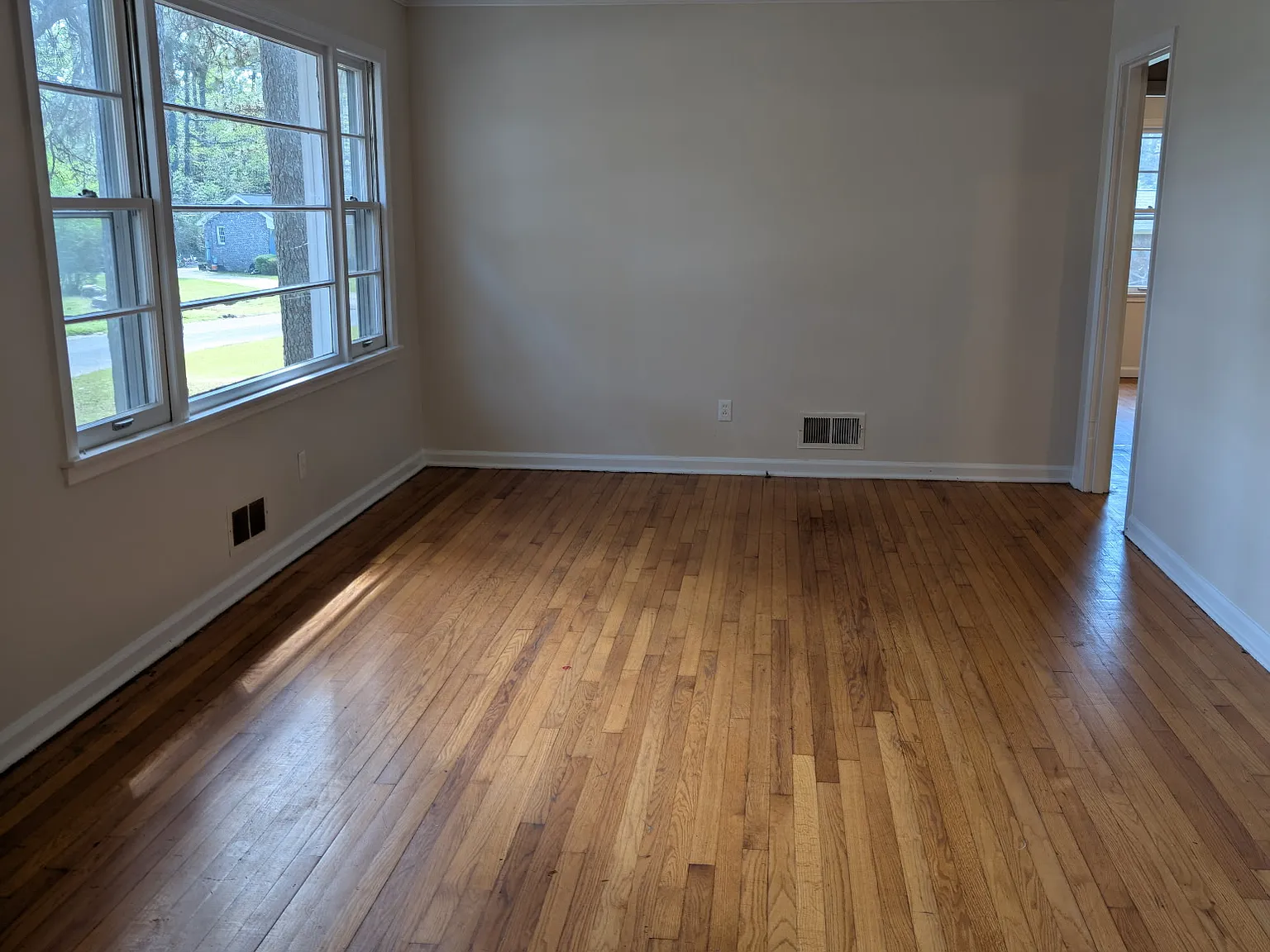 3 bed, 984 sqft, $1,049 — Photo 2