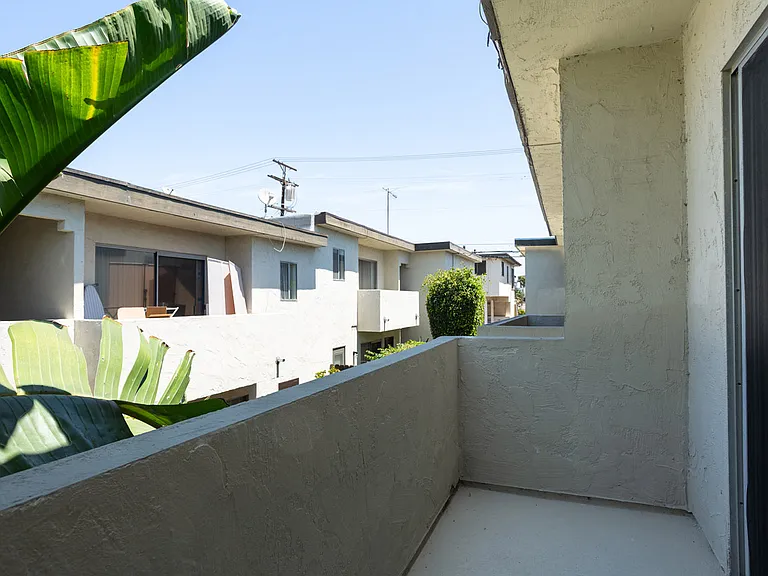 1324 Barry Ave #6 — Photo 15