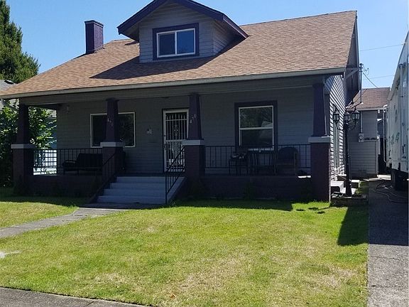 Living room with insert and built ins