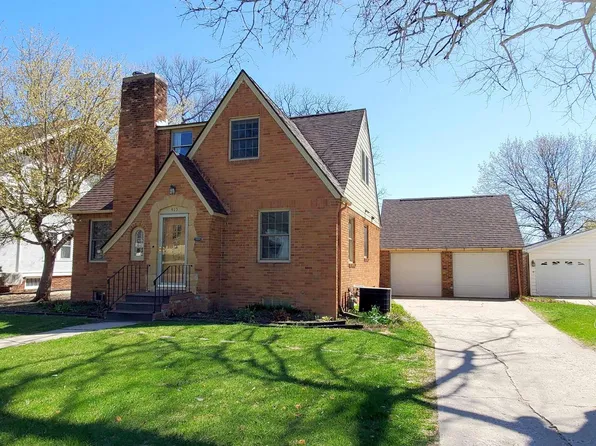 415 S 4th St, Forest City, IA 50436
