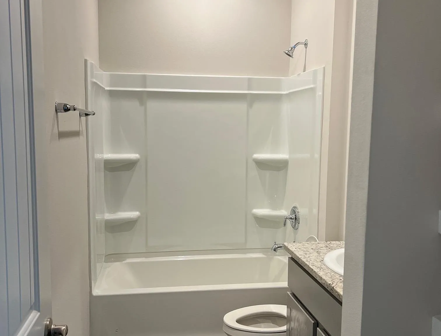 4 bed, 1700 sqft, $2,400 — Photo 3