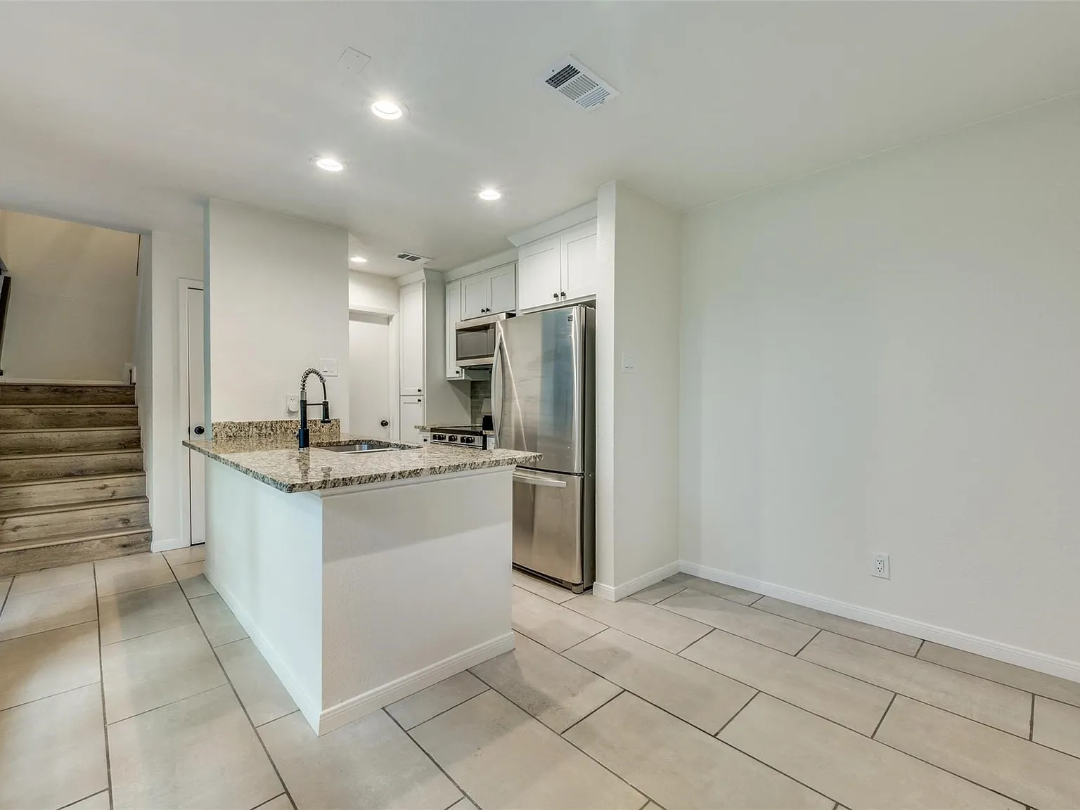 2 bed, 1.5 bath, 1053 sqft, $2,699 — Photo 3
