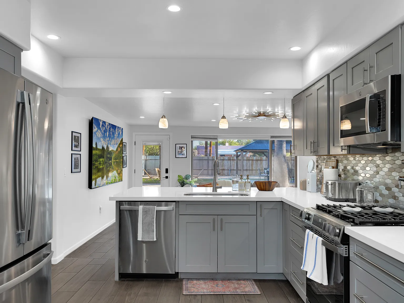 6 bed, 2200 sqft, $7,500 — Photo 3