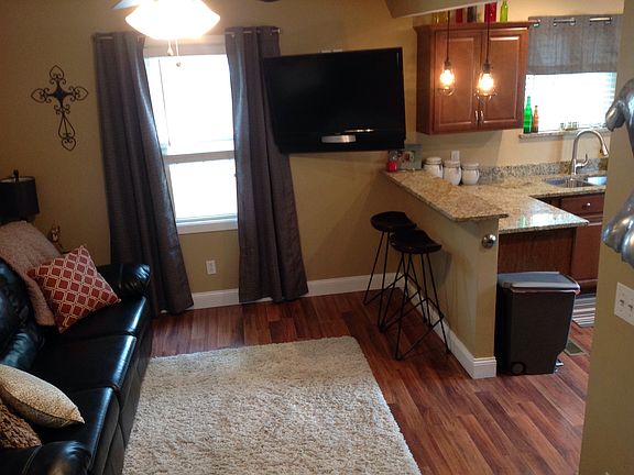 5th image of 211 E Walnut St