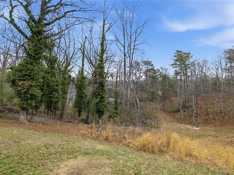 2176 Riverside Dr — Photo 14