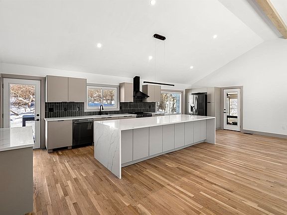 5th image of 44 Foster St