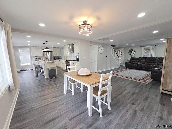 2nd image of 7 Lindbergh Ct
