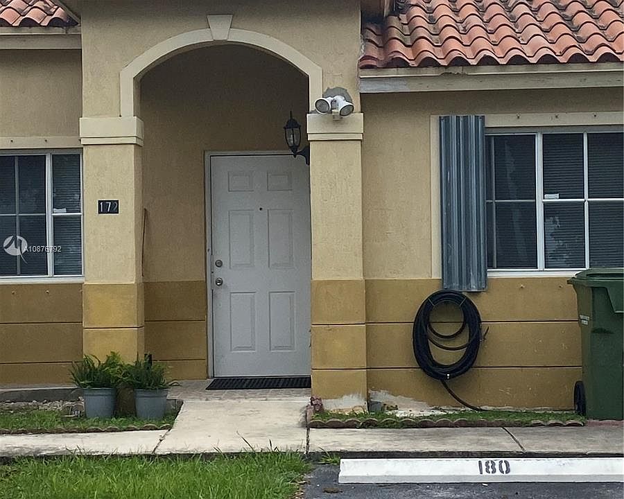 2nd image of 172 NE 13th Ave #27