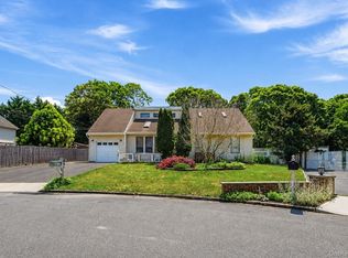 4 Golden Gate Ln, Shirley, NY 11967